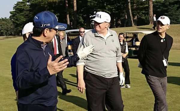 התחנה הראשונה של טראמפ ביפן:  משחק גולף עם ראש הממשלה