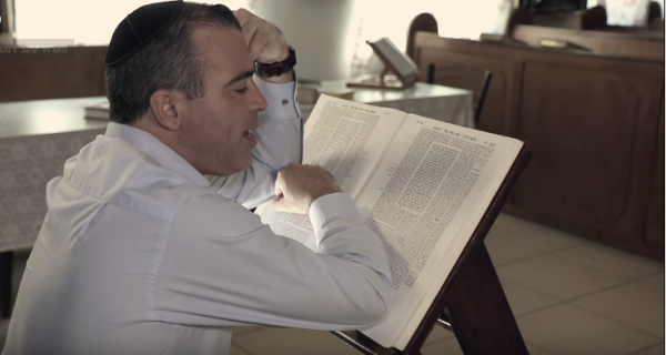 לראשונה: זמר חסידי שמוכן לשיר גם לזוגות חד מיניים