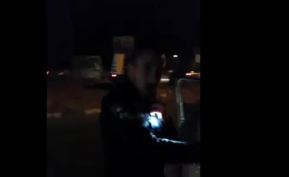 לעיני אשתו: שוטר מתנפל על תושב השומרון. צפו