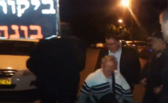 'נוכל, שקרן': דוד ביטן הותקף ביציאה מביתו. צפו