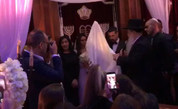 צפו: שרון גל התחתן; ומי הרב שכובד בעריכת החופה?
