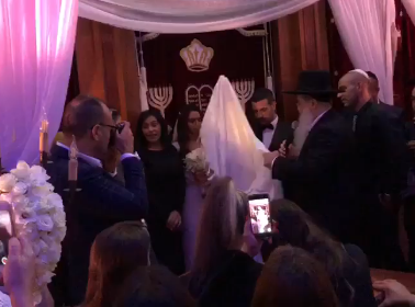 צפו: שרון גל התחתן; ומי הרב שכובד בעריכת החופה?