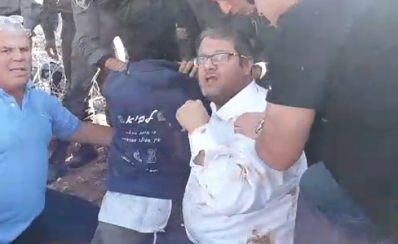 צפו: בן גביר הושלך לבוץ על ידי שוטרים