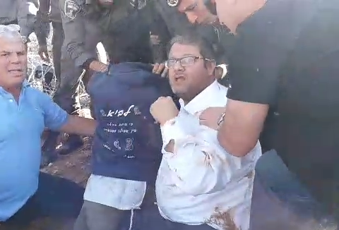 צפו: בן גביר הושלך לבוץ על ידי שוטרים