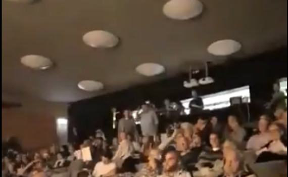 צפו: מפגין פוצץ הרצאה של השר זאב אלקין