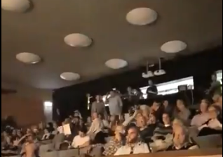 צפו: מפגין פוצץ הרצאה של השר זאב אלקין