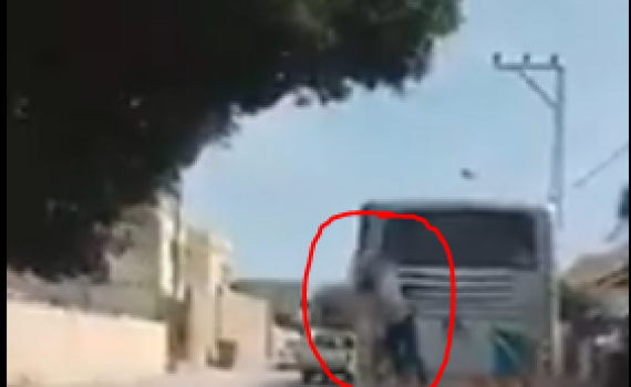 צפו: נער 'לוקח טרמפ' על אוטובוס