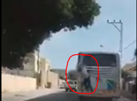 צפו: נער 'לוקח טרמפ' על אוטובוס