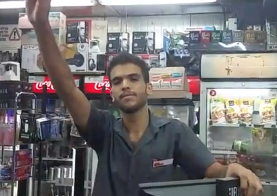 צפו: עובד בתחנת דלק תוקף את איתמר בן גביר