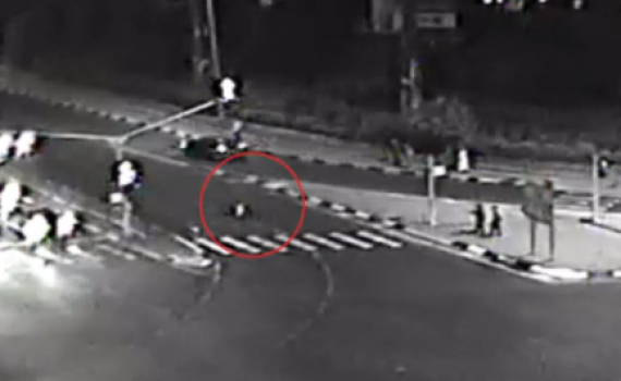 לא ייאמן: נדרס על ידי רכב שעבר באדום והתחיל לרוץ