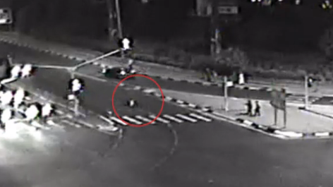 לא ייאמן: נדרס על ידי רכב שעבר באדום והתחיל לרוץ