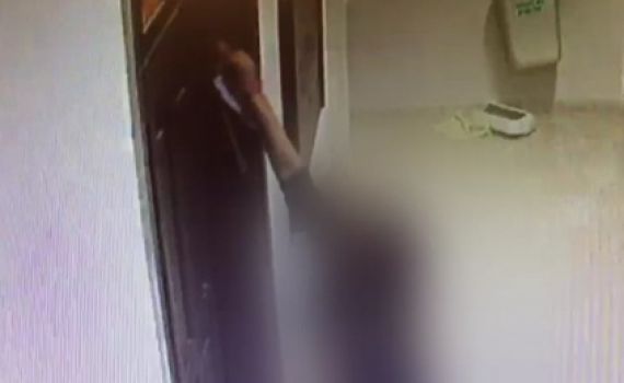 מרחה צואה על מזוזת בית הכנסת ונעצרה