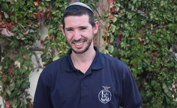 מזכ"ל תנועת אריאל מחתים מדריכים על עצומה פוליטית