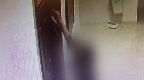 מרחה צואה על מזוזת בית הכנסת ונעצרה