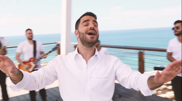 צפו: כשלהיט החתונות פגש את קולדפליי