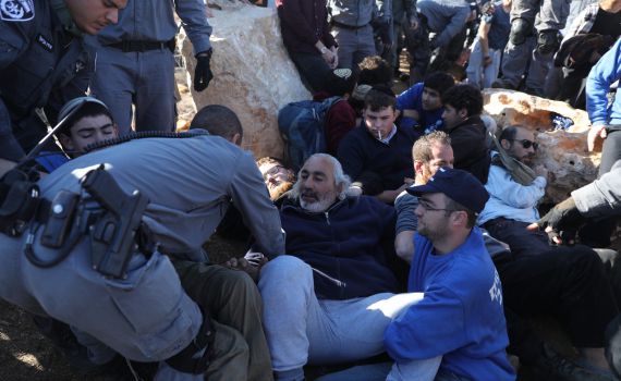 מאות שוטרים פינו והרסו מבנה בנתיב האבות