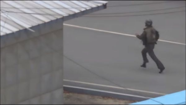 צפו: חייל בצבא צפון קוריאה נמלט מארצו תחת אש כבדה