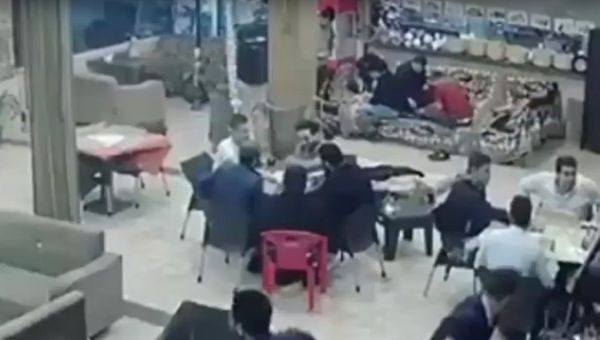 330 הרוגים ברעידת אדמה באיראן: צפו ברגעי החרדה