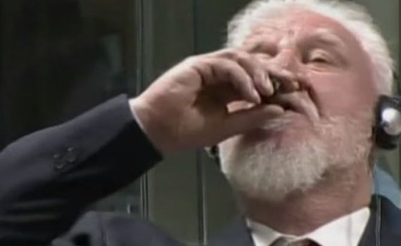 צפו: מת פושע המלחמה ששתה רעל לעיני השופטים