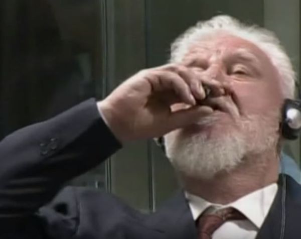 צפו: מת פושע המלחמה ששתה רעל לעיני השופטים