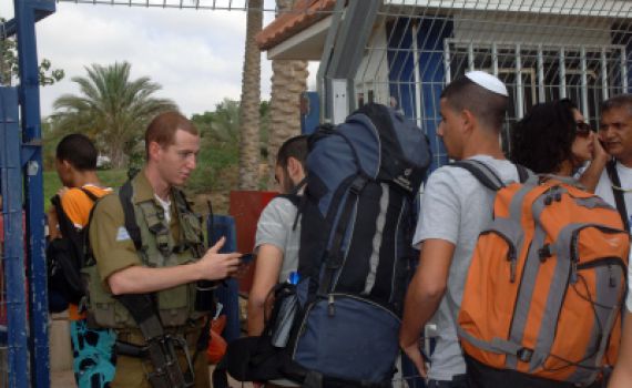 "המראיין אמר שלא נעים לו אבל הוא חייב"