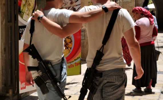 חצי שנה אחרי שהותקפו- קיבלו את נשקם בחזרה