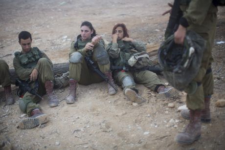 "נזרקים על החול בנים ובנות יחד"