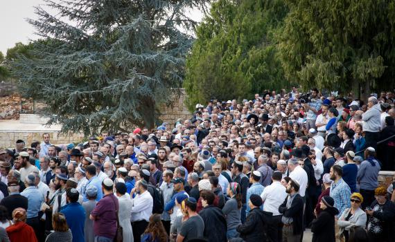 שו"ת: הספד על ידי אשה – מותר או אסור?