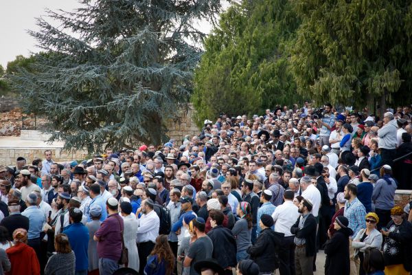 שו"ת: הספד על ידי אשה – מותר או אסור?