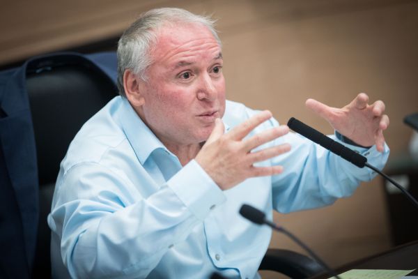 עימות בין הליכוד לחרדים; מתנגדים לשינוי ב"חוק המרכולים"