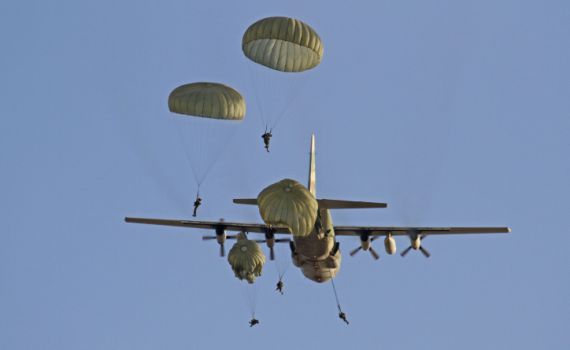 שנייה מאסון: החיילים צנחו- מטוס חלף מתחתם