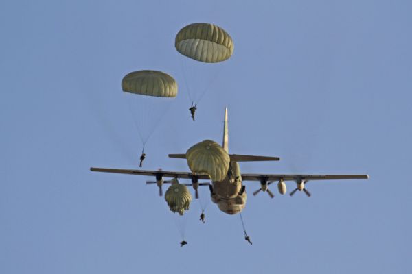 שנייה מאסון: החיילים צנחו- מטוס חלף מתחתם