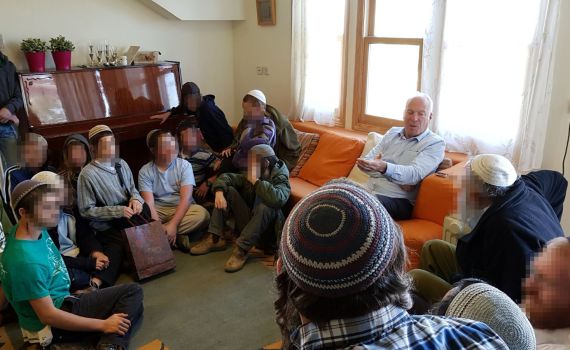 אריאל ביקר את ילדי הלינץ' ומתח ביקורת על צה"ל