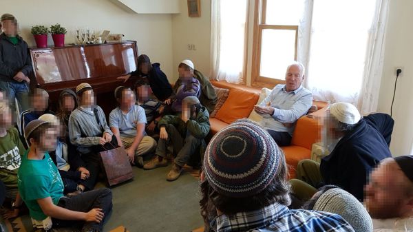 אריאל ביקר את ילדי הלינץ' ומתח ביקורת על צה"ל