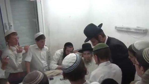 צפו: כשהרב שטיינמן פגש את הילדים הסרוגים