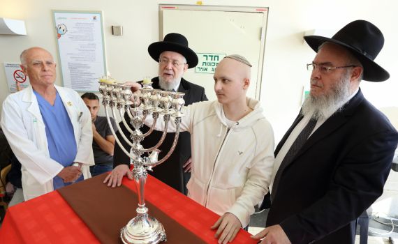 הרב לאו לילדים חולי סרטן: "מאחל לכולכם נסים ונפלאות"