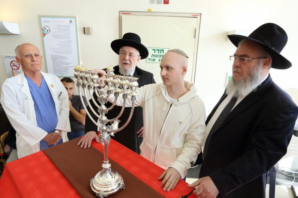 הרב לאו לילדים חולי סרטן: "מאחל לכולכם נסים ונפלאות"
