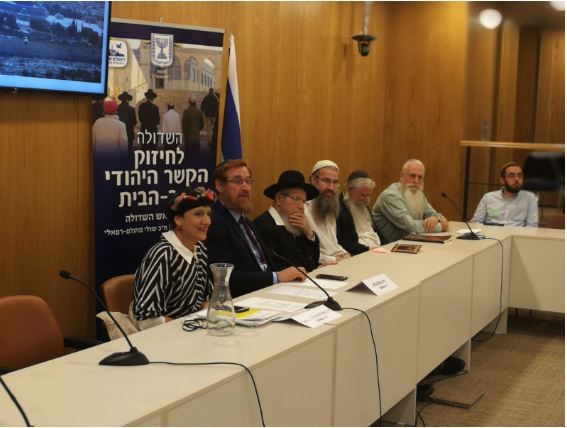 גליק ומועלם לרבנות: "לבחון מחדש עליה להר הבית"