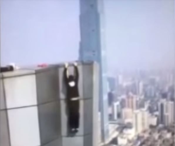 טרגדיה: כוכב רשת נפל אל מותו בזמן שצילם סרטון