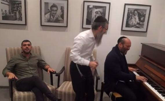 צפו: כשגדולי המוזיקה היהודית באורות של חנוכה