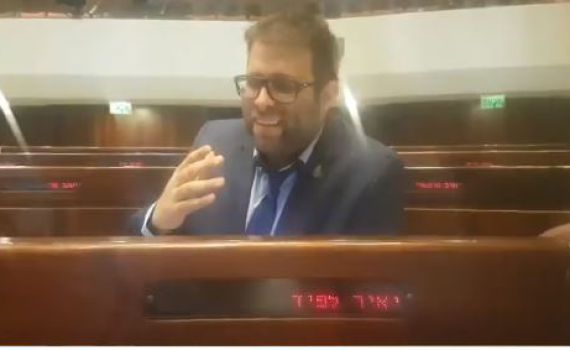 צפו: אורן חזן בחיקוי 'גדול' של יאיר לפיד