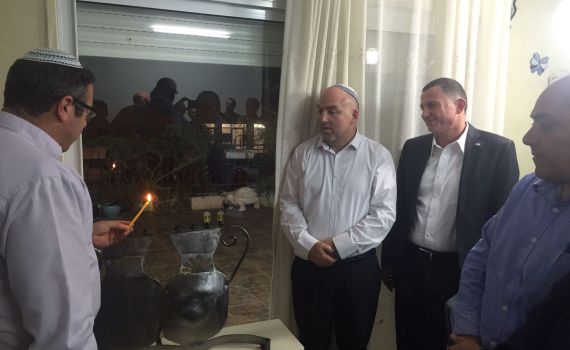 מימש הבטחתו: אדלשטיין בהדלקת נרות מרגשת