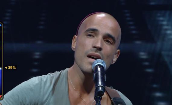 נגן הרחוב הסרוג שהדהים את ה'כוכב הבא'• צפו