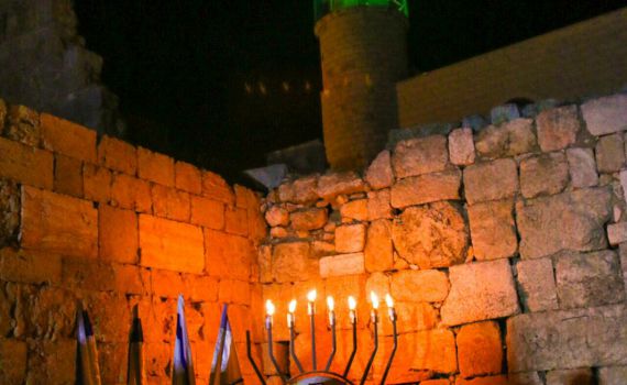 חדש ימינו: נרות חנוכה בבית הכנסת העתיק בסמוע