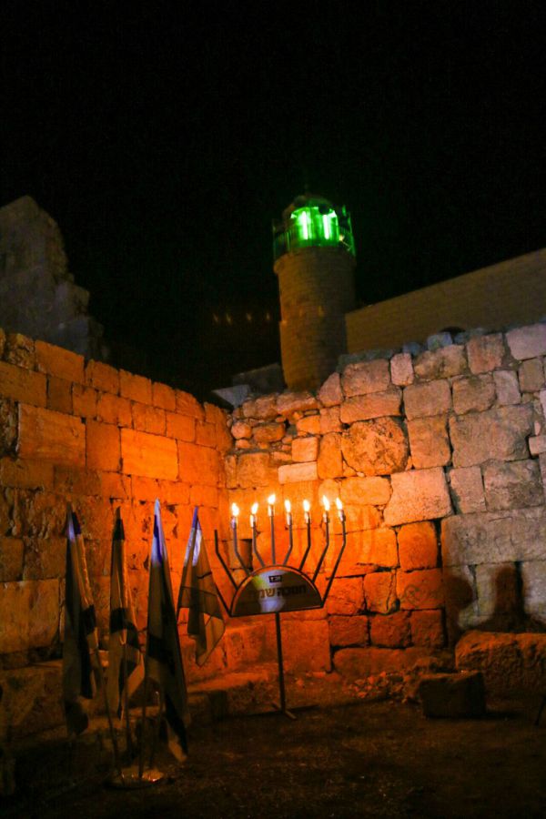 חדש ימינו: נרות חנוכה בבית הכנסת העתיק בסמוע