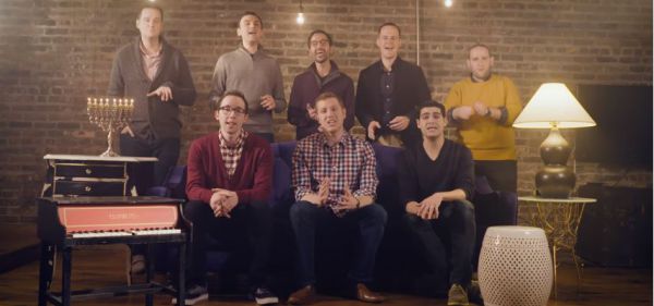 צפו: 'המכביטס' משחררת את 'גיור החנוכה' השנתי