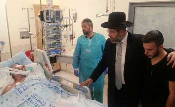הרב לאו ביקר את הפצוע מפיגוע הדקירה בירושלים