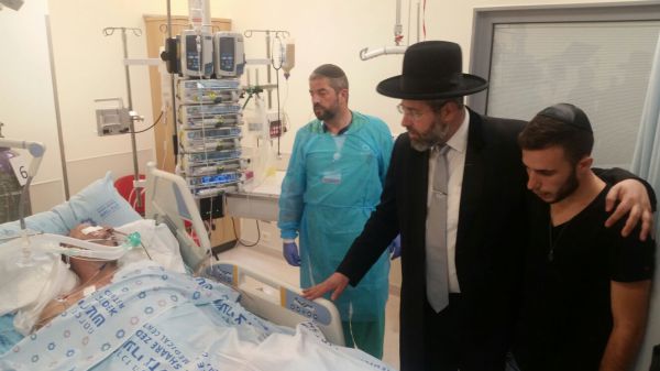 הרב לאו ביקר את הפצוע מפיגוע הדקירה בירושלים