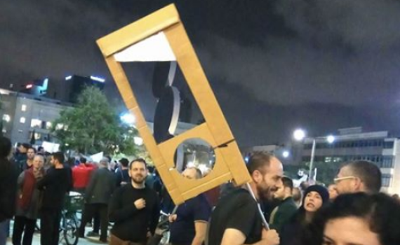 "אני פציפיסט": בונה דגם הגליוטינה בתגובה ראשונה לסערה