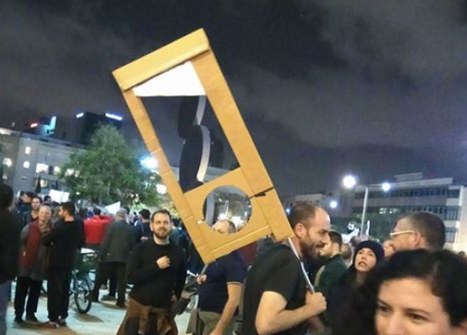 "אני פציפיסט": בונה דגם הגליוטינה בתגובה ראשונה לסערה